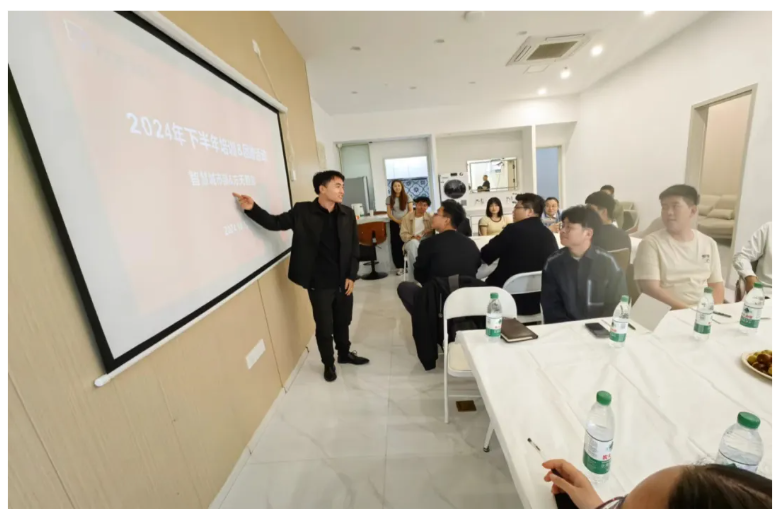 智慧碰撞，团队共融：一场别开生面的跨部门研讨与团建盛宴