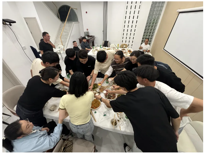 智慧碰撞，团队共融：一场别开生面的跨部门研讨与团建盛宴